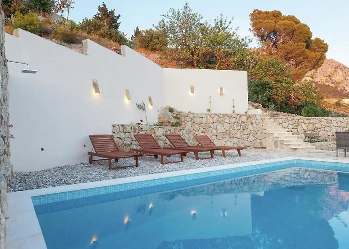 Βίλα In With Pool Near